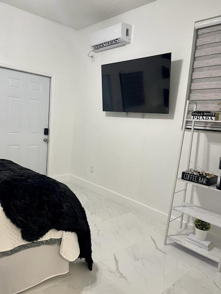 Cozy Studio, Prime Location, Remodeled, 1 Parking West Palm Beach Exterior photo
